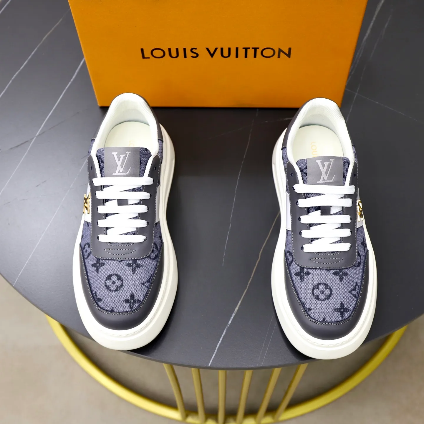 Ex-factory price: 420💰🙅‍♂️🙅‍♂️🙅‍♂️ Brand: LV Louis Vuitton Standard code: 38-44 (45 customized) Grade: Same as the official website Material: Original cowhide splicing fabric Comfortable cowhide lining Increased lightness, wear-resistant and soft outsole Style category: Men's fashionable casual shoes Running sneakers Distinguished luxury brand elements Top luxury Color: actual picture color